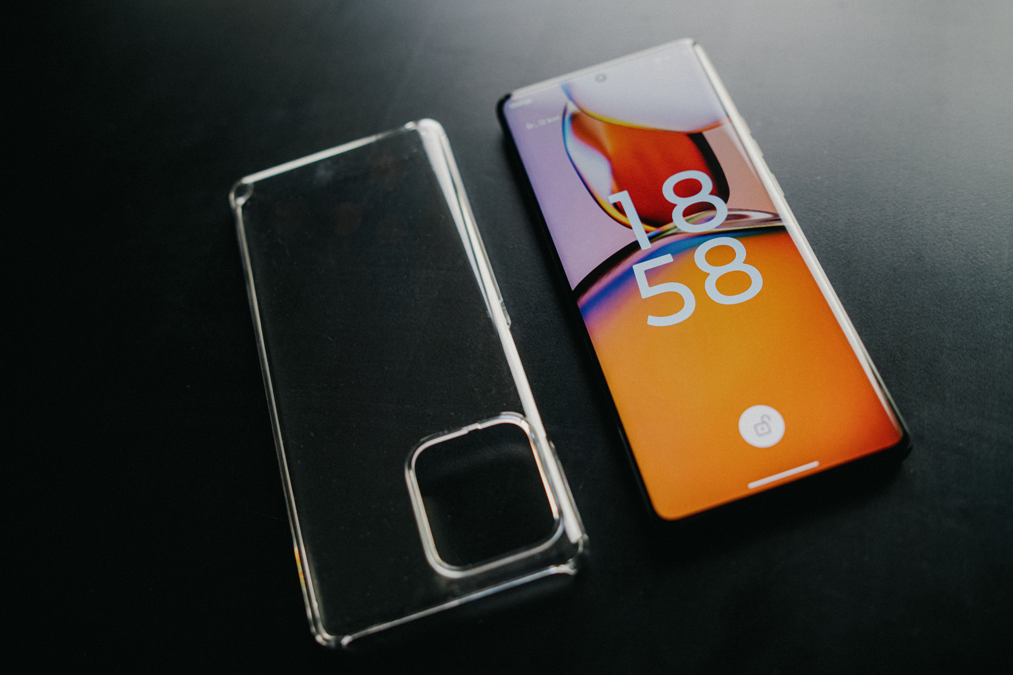 Otrzymałem na testy egzemplarz w kolorze czarnym (Interstellar Black), kt&oacute;ry bardzo ładnie komponował się z zakrzywionym ekranem.