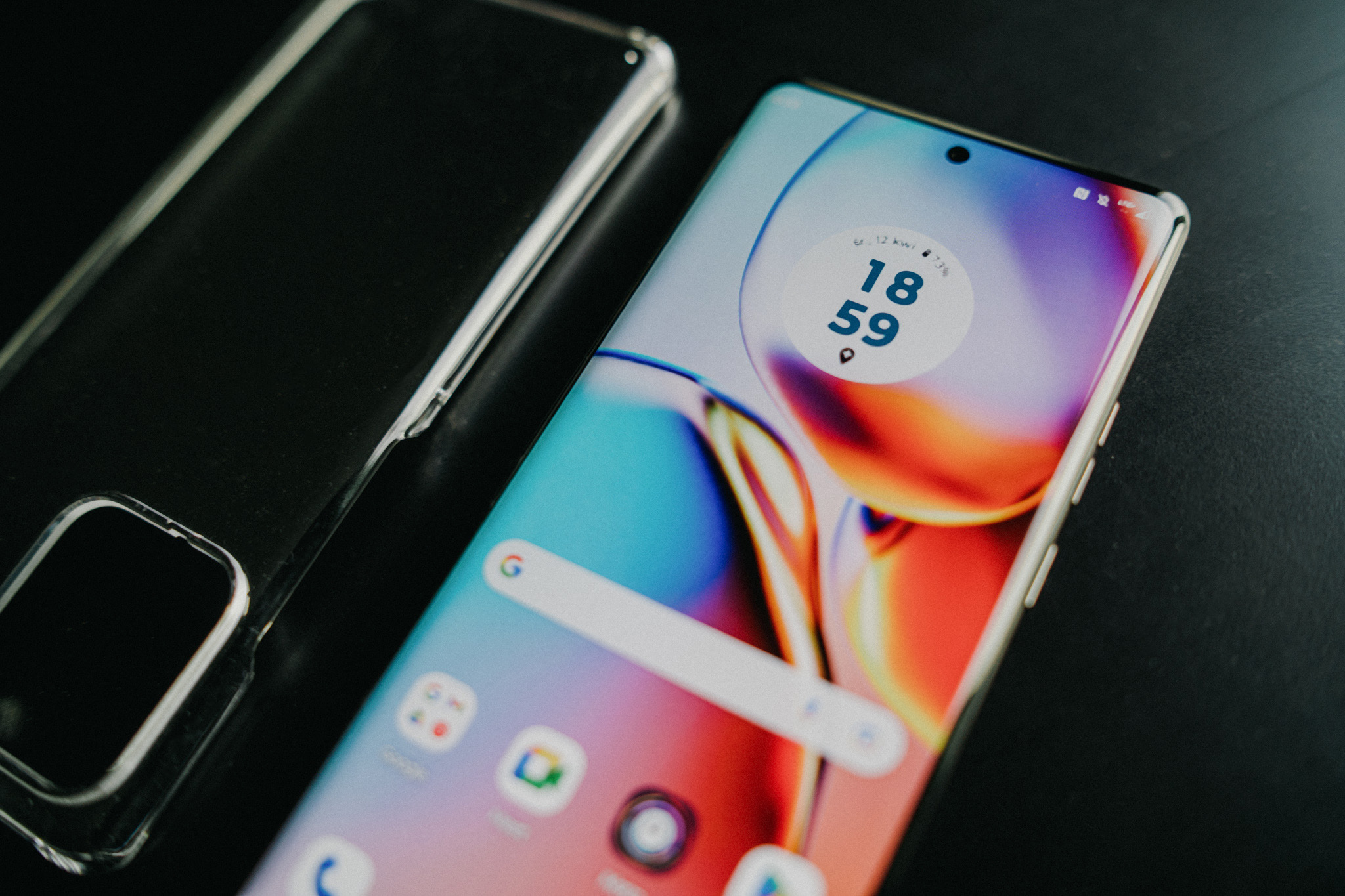 W smartfonie zastosowano dwa duże głośniki stereo, kt&oacute;re idealnie wsp&oacute;łpracują z technologią Dolby Atmos.