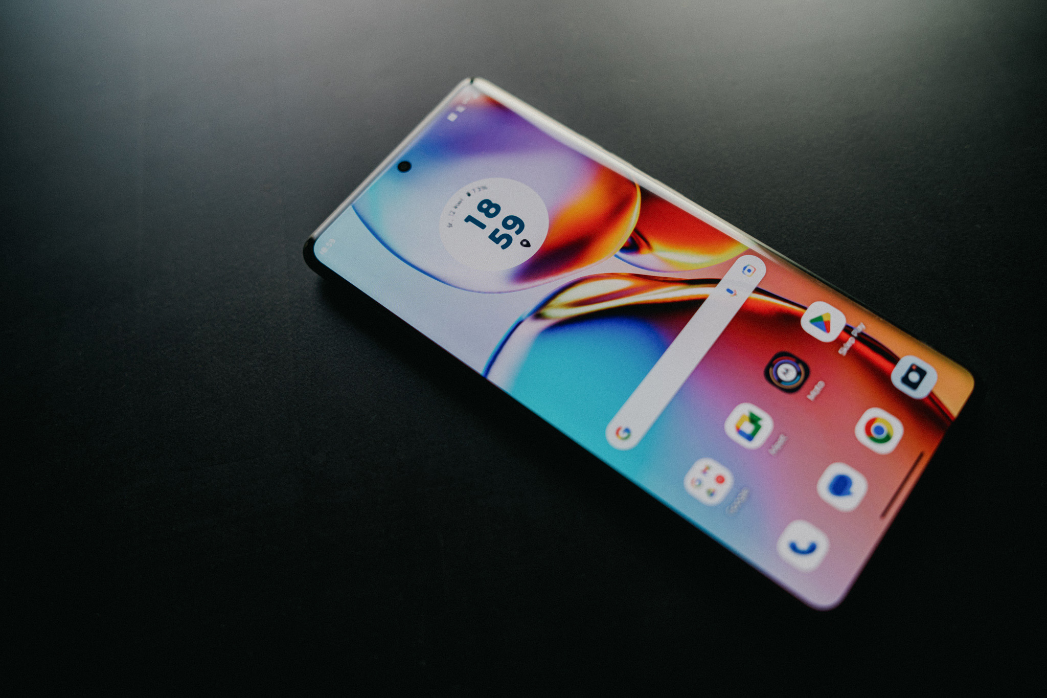 Ekran oferuje odświeżanie na poziomie 165 Hz, co w połączeniu z 1300 nitami szczytowej jasności oraz ponad miliardem odcieni kolor&oacute;w może robić wrażenie.