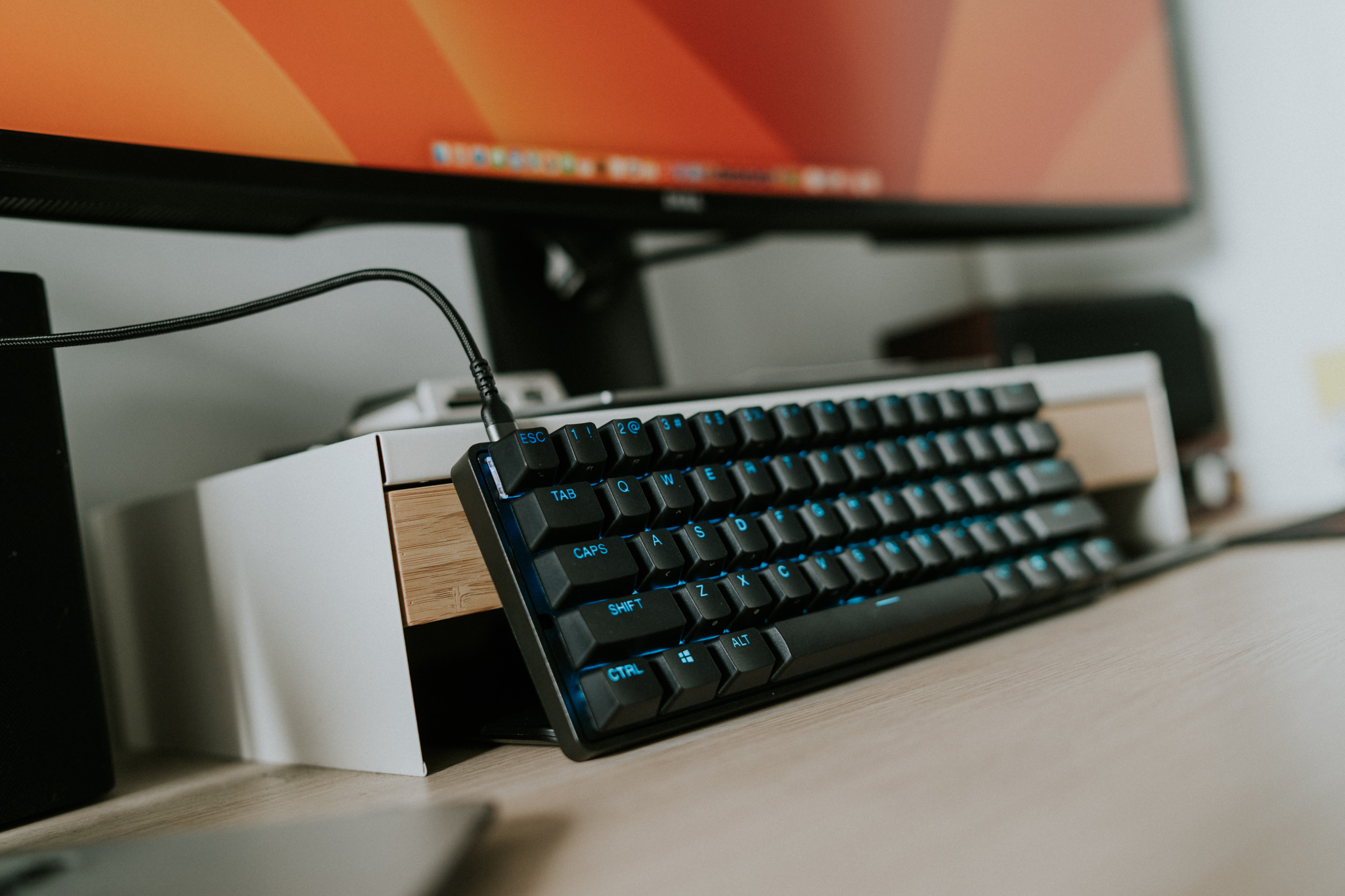 Pierwsze oględziny wskazują, że mamy do czynienia z urządzeniem z naprawdę wysokiej p&oacute;łki. Klawiatura, choć naprawdę niewielka, sprawia bardzo solidne wrażenie &ndash; jest masywna i odpowiednio ciężka, a do spasowania element&oacute;w trudno mieć jakiekolwiek uwagi.