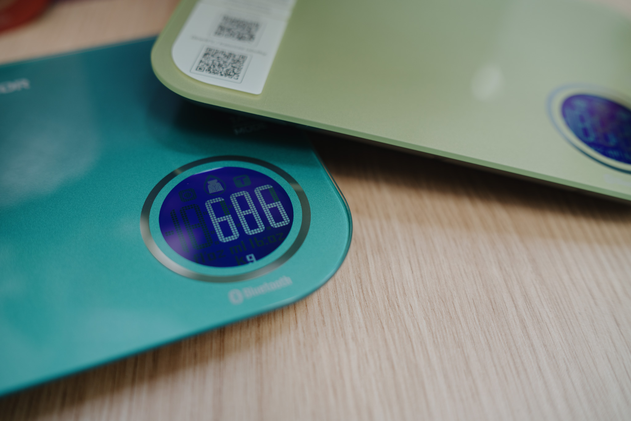 Zacznijmy od kwestii praktycznych: aplikację można bez problemu pobrać poprzez zeskanowanie QR kodu, który znajdziesz na naklejce z lewej strony urządzenia.