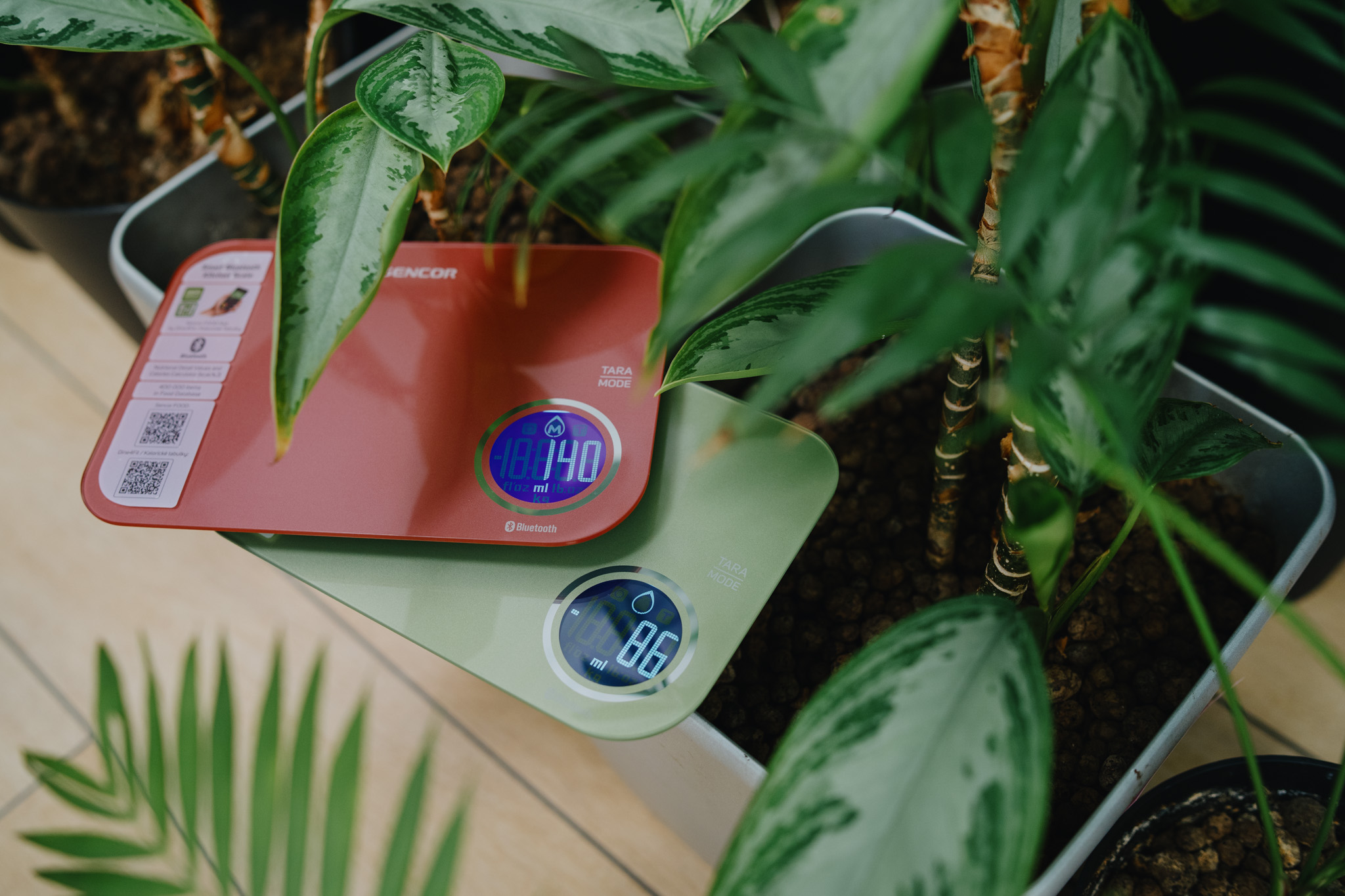 Gdy najtrudniejsze zadanie w ramach tego testu miałam już za sobą, mogłam przystąpić do oględzin zawartości pudełka. W środku – poza samym urządzeniem umieszczonym w kartoniku przypominającym wytłoczkę do jajek – znalazłam jeszcze kartę gwarancyjną i instrukcję obsługi.