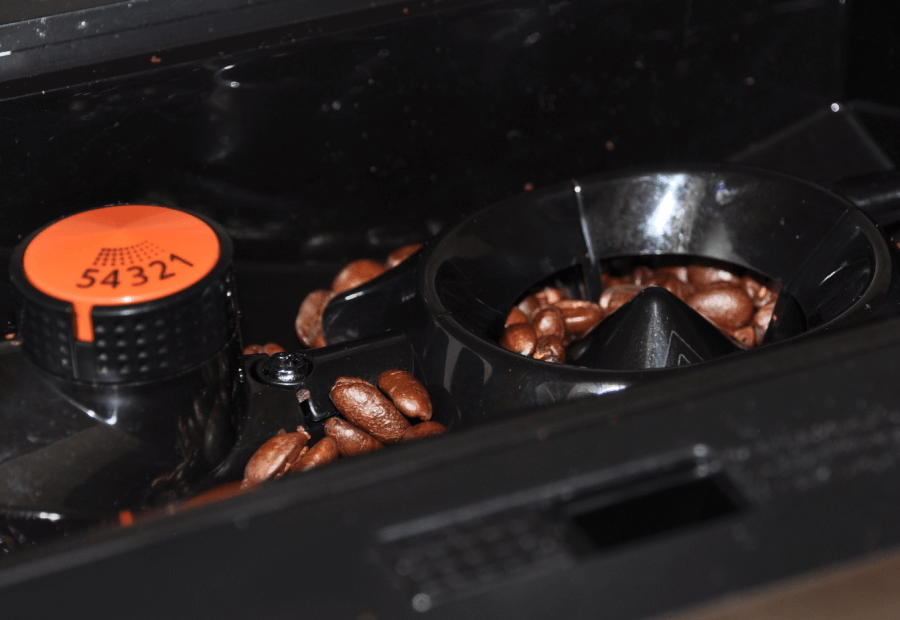 stożkowy młynek do kawy Krups z możliwością ustawienia poziomu zmielenia ziaren