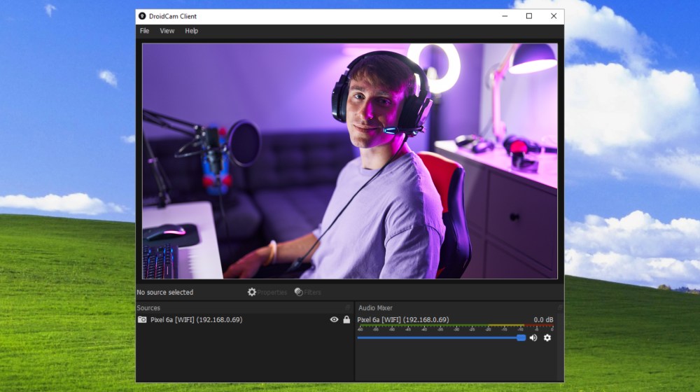 zrzut ekranu pokazujący klienta programu DroidCam przechwytującemu obraz streamera w fioletowym pomieszczeniu z kamery smartfona