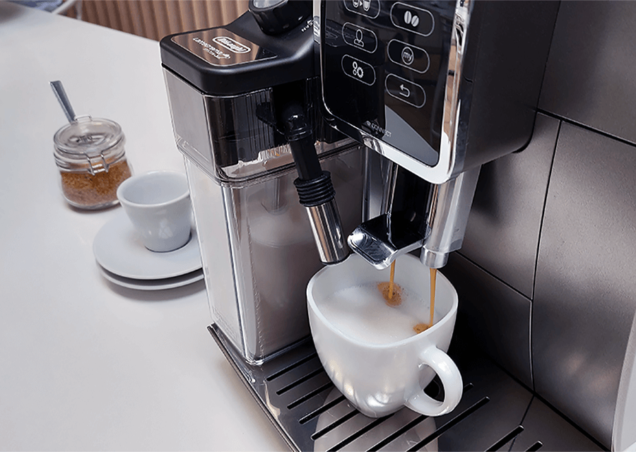 Automatyczny ekspres ciśnieniowy De&rsquo;Longhi Dinamica Plus ECAM 370.95.T przygotowuje cappuccino