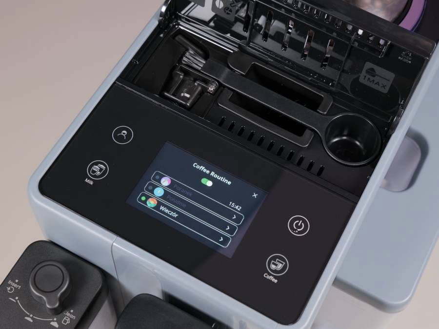 Schowek na akcesoria w ekspresie DeLonghi Rivelia i włączona funkcja Coffee Routine