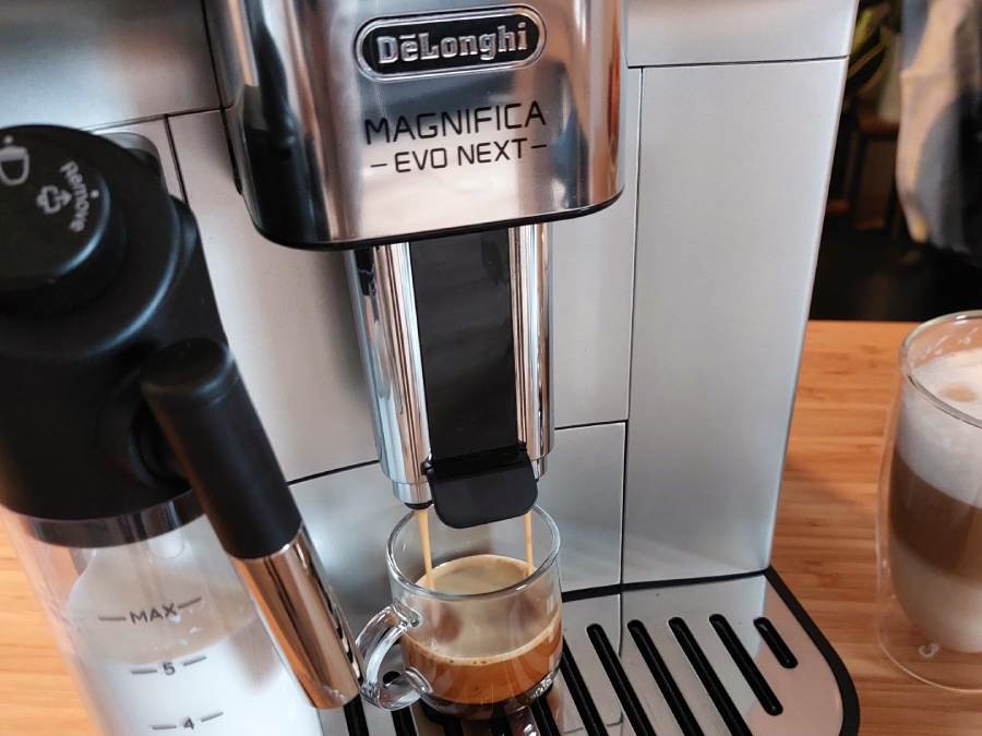 Parzenie espresso w ekspresie DeLonghi Magnifica Evo Next