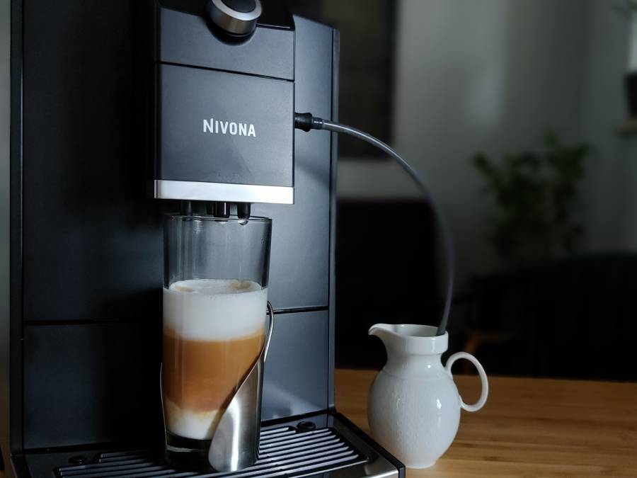 Kawa latte macchiato świeżo zaparzona w ekspresie Nivona CafeRomatica 790