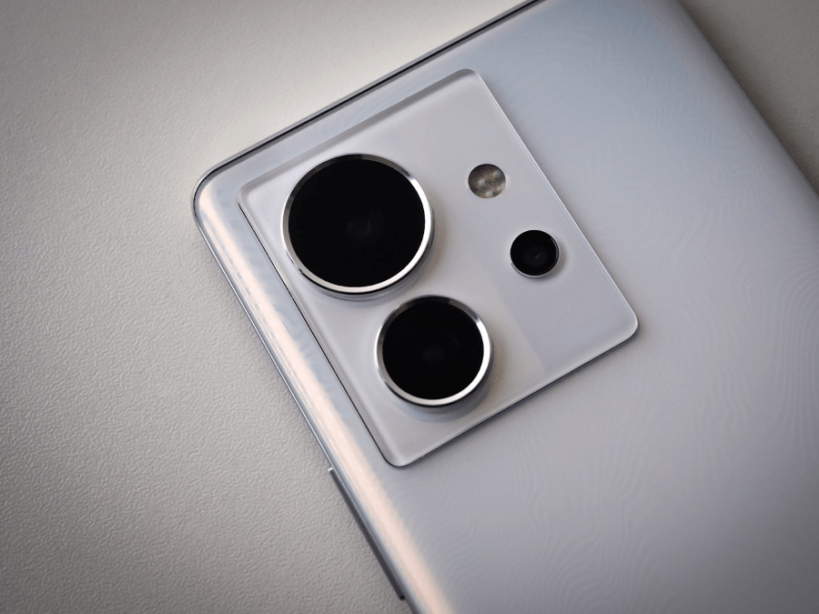 Smartfon przyszedł do mnie w lekko odblaskowym, białawym pudełku z logo Infinix i fotką telefonu. W pudełku &ndash; opr&oacute;cz telefonu &ndash; znajduje się niestandardowe już dzisiaj wyposażenie, czyli ładowarka z kablem USB-C do USB-C, etui oraz folia ochronna.