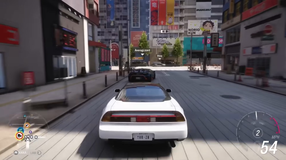 zrzut ekranu z gry Forza Horizon 6, na kt&oacute;rym widać białą Hondę NSC ścigającą innych graczy na ulicach Tokio