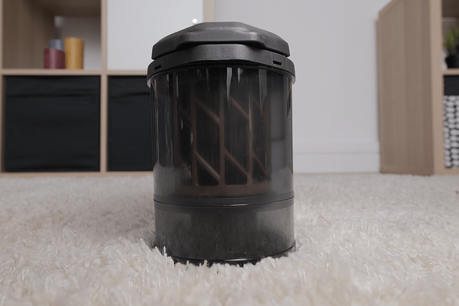 Miele Triflex HX2 Pro przepuszcza powietrze przez filtr HEPA, więc neutralizuje wiele alergenów czy bakterii.