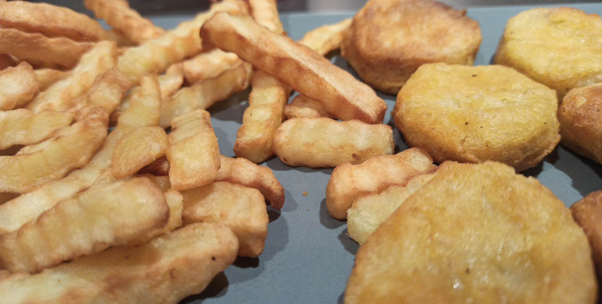 Jedno trzeba przyznać &ndash; ziemniaki miały się robić 25 min, a frytki 20 &ndash; realnie były gotowe kolejno po 17 i po 12 minutach.