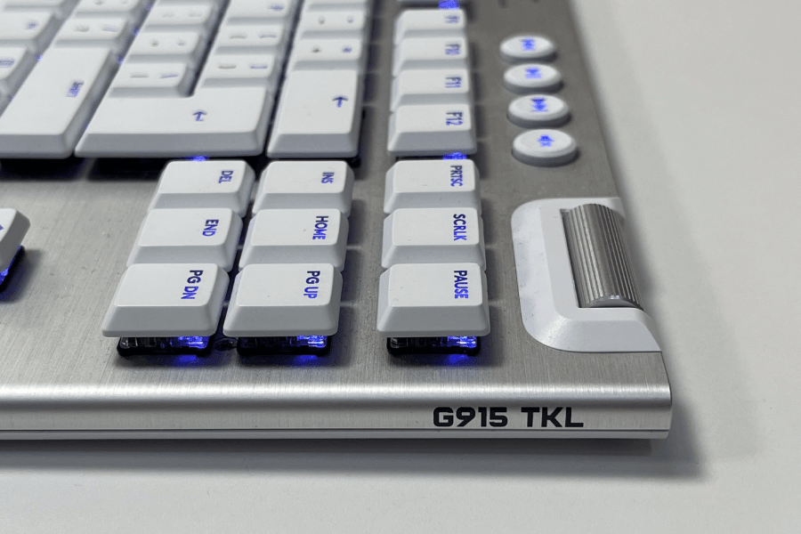 W centralnej części urządzenia znajdują się główne niskoprofilowe keycapy z przełącznikami, a nad nimi przyciski akcji pokryte bardzo przyjemną w dotyku gumą.