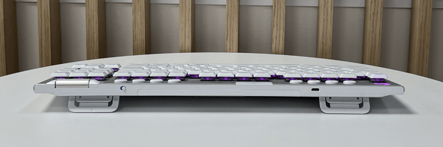 Główny mechanizm klikający klawiatury Logitech G915 TKL Lightspeed Tactile stanowią przełączniki GL Tactile Brown, które producent nazywa sprężynującymi. 