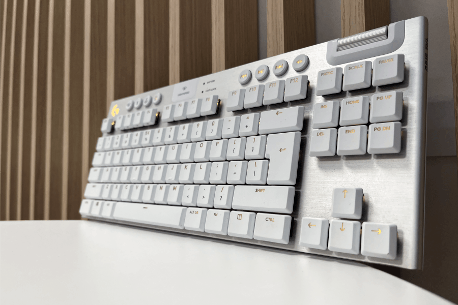 Do zarządzania urządzeniami marki Logitech służy jedna aplikacja dostępna za darmo na stronie producenta – GHub. Można w niej modyfikować ustawienia zarówno G915 TKL Lighspeed Tactile, jak i innych akcesoriów, takich jak chociażby myszka Logitech G502 Lightspeed, której recenzja znajduje się na stronie Euro. Jest to bardzo przydatna i przede wszystkim niezwykle intuicyjna aplikacja.