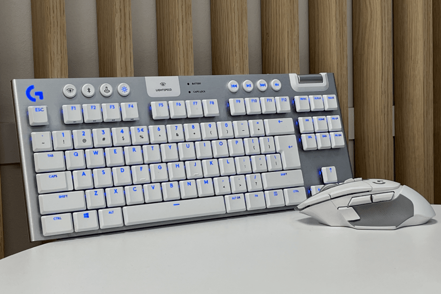 Po wyjęciu urządzenia z opakowania ukazuje nam się całkiem niecodzienna konstrukcja. Bardzo cienka i niezwykle elegancka. 