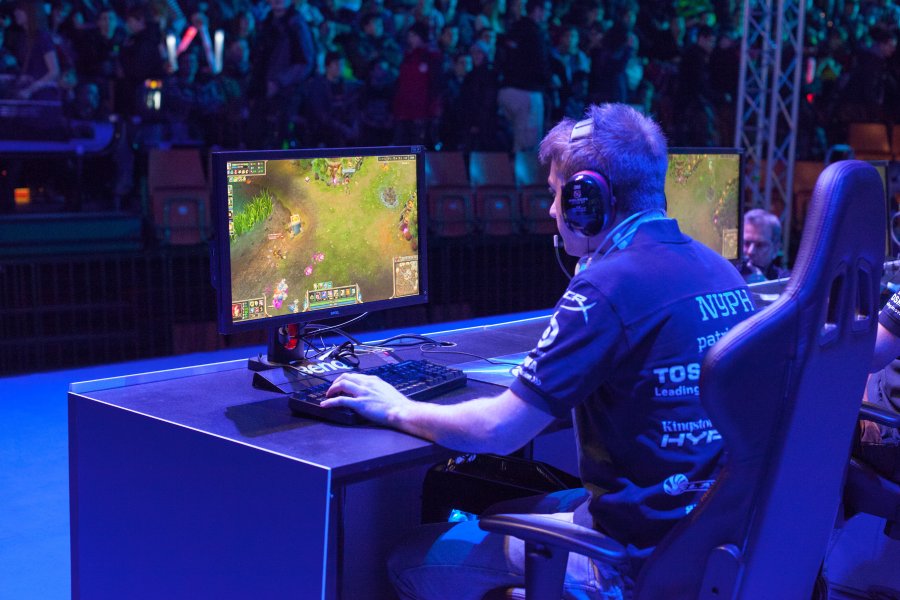 P&oacute;źniej gry dla nastolatk&oacute;w to najczęściej były strategie. Starcrafty, Warcrafty i tym podobne. Następnie także gry Paradoxu lub Cywilizacja. 