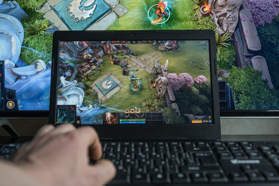 Do wyboru każdego gracza są dziesiątki r&oacute;żnych postaci z unikatowymi umiejętnościami, a także mn&oacute;stwo sk&oacute;rek, run i ulepszaczy. W grze kupuje się r&oacute;wnież elementy wyposażenia, ale to już za walutę zarobioną wewnątrz rozgrywki.