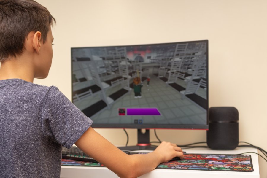 Roblox to gra grafiką przypominająca Minecrafta, ale jeszcze bardziej stawiająca na tzw. roleplay, czyli odgrywanie r&oacute;l. 