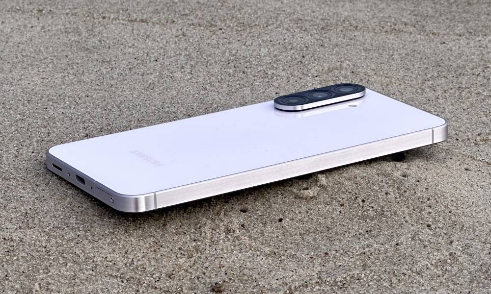 telefon Samsung Galaxy A56 leżący na piasku