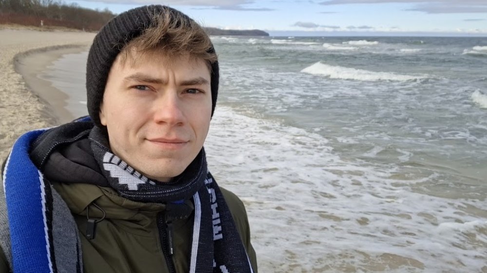 mężczyzna w czapce nad morzem selfie