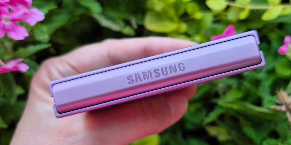 Samsung Galaxy Z Flip8 - bok z logo