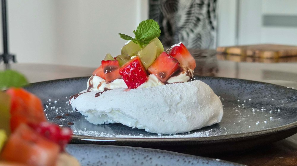 biała beza z owocami i polewą czekoladową