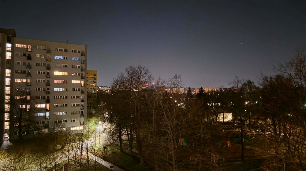 nocne zdjęcie blok&oacute;w i parku z g&oacute;ry