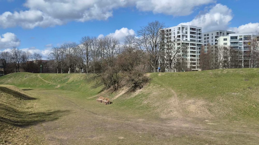 szerokokątne ujęcie parku i blokowiska