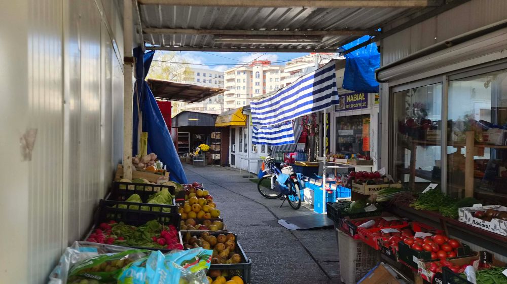 wąska uliczka miejskiego targowiska