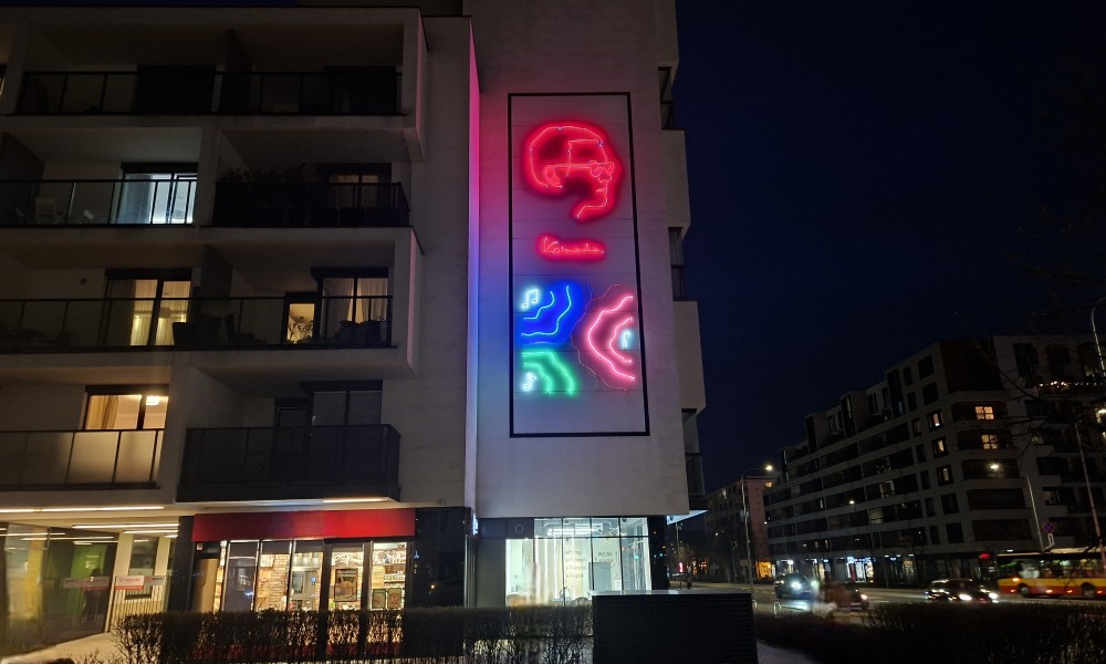 nocne zdjęcie kolorowego neonu