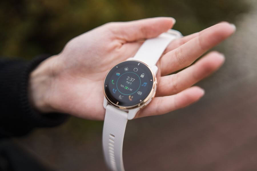 Garmin Venu 2 Plus trzymany w dłoni