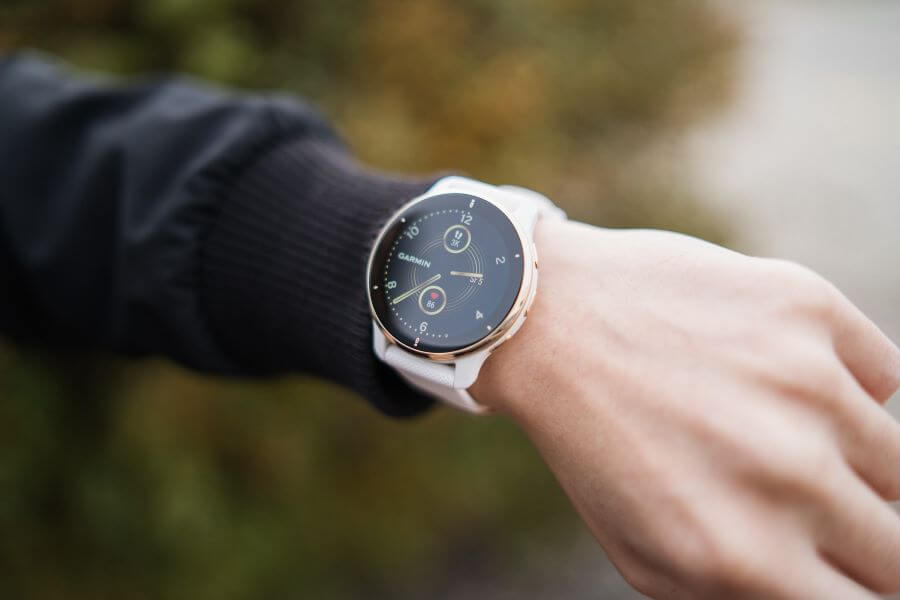 Garmin Venu 2 Plus na nadgarstku