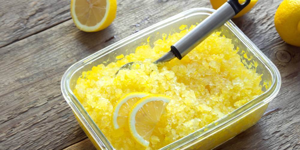 Granita cytrynowa w szklanym pojemniku