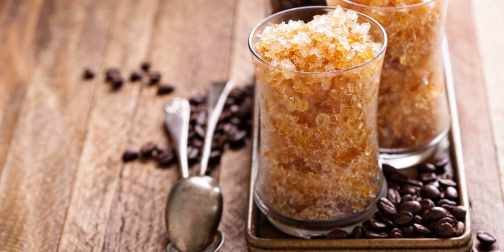 Granita kawowa w eleganckich szklankach
