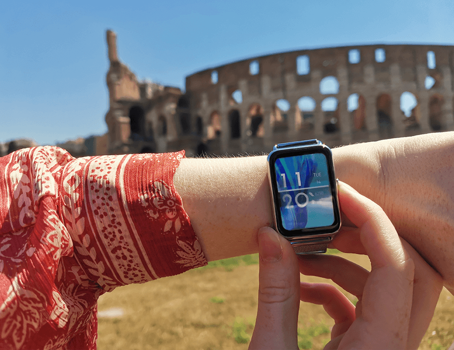 Smartwatch Huawei Watch Fit 2 w podróży