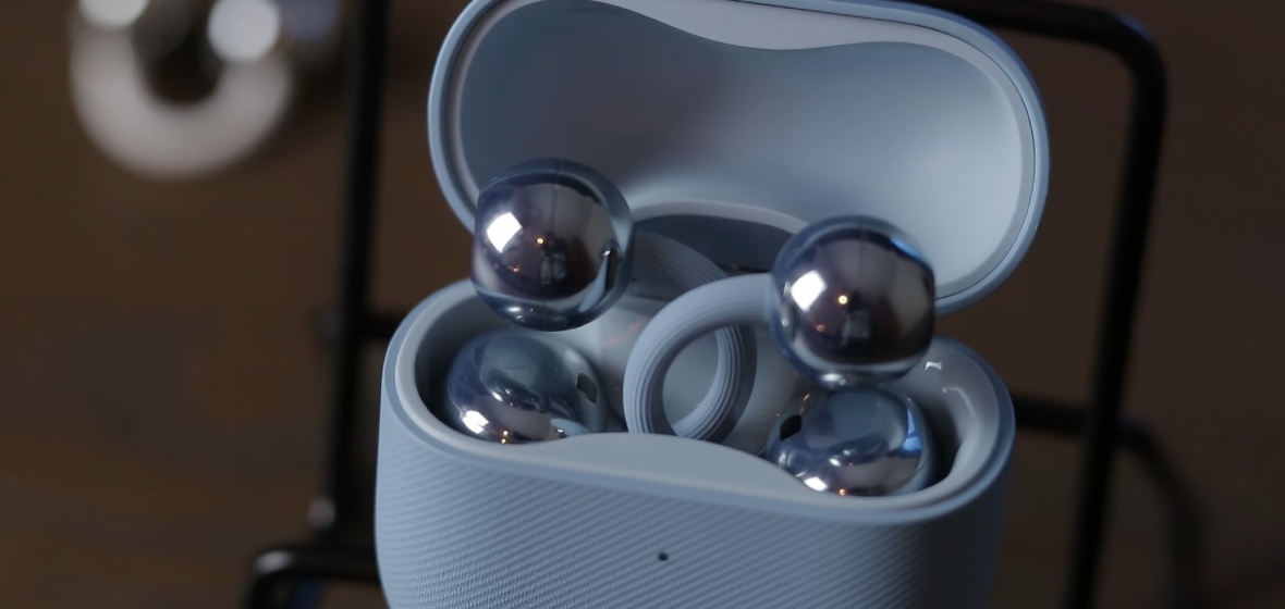 otwarte błękitne pudełko z błyszczącymi słuchawkami TWS