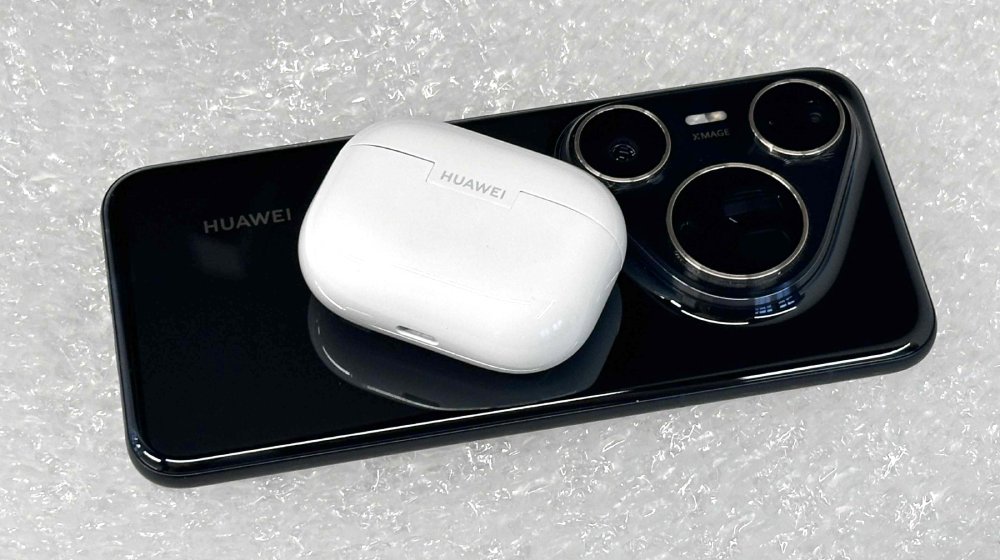 smartfon ładujący słuchawki true wireless przy użyciu technologii bezprzewodowego ładowania zwrotnego