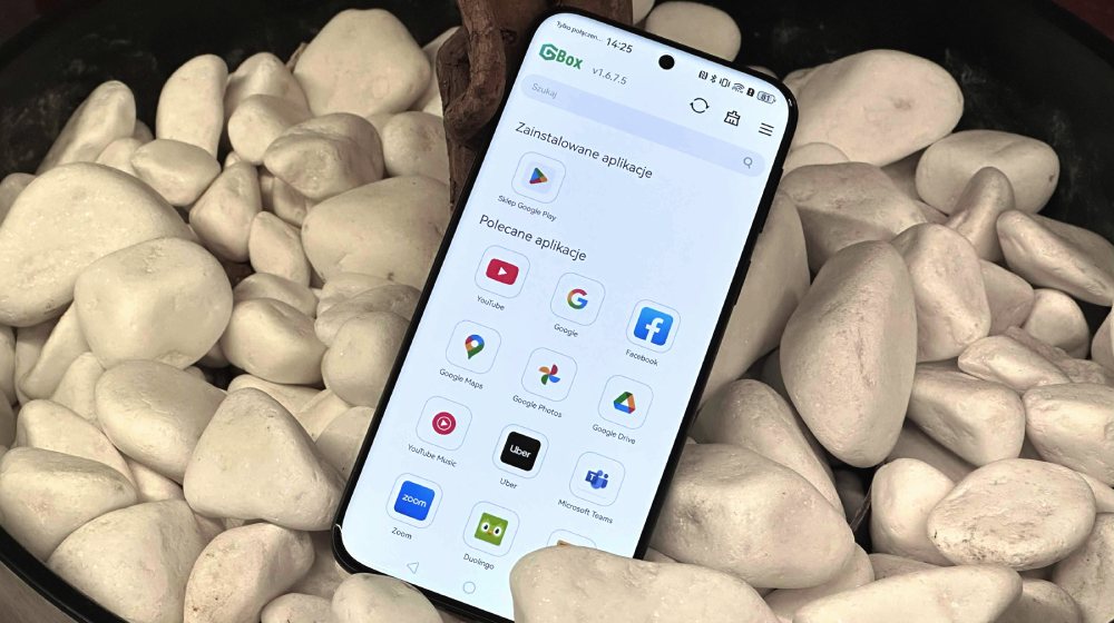 smartfon leżący na białych kamieniach