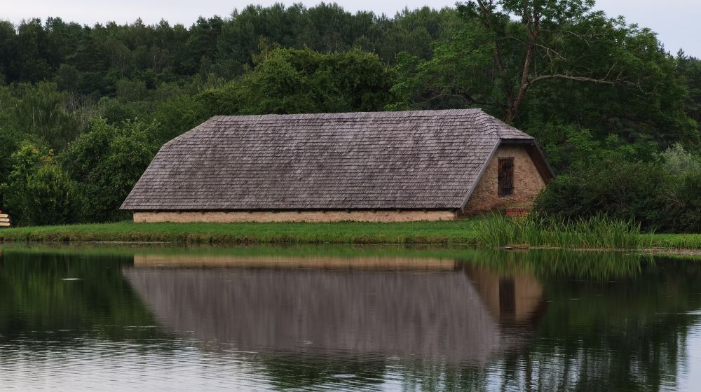 stary dom nad jeziorem