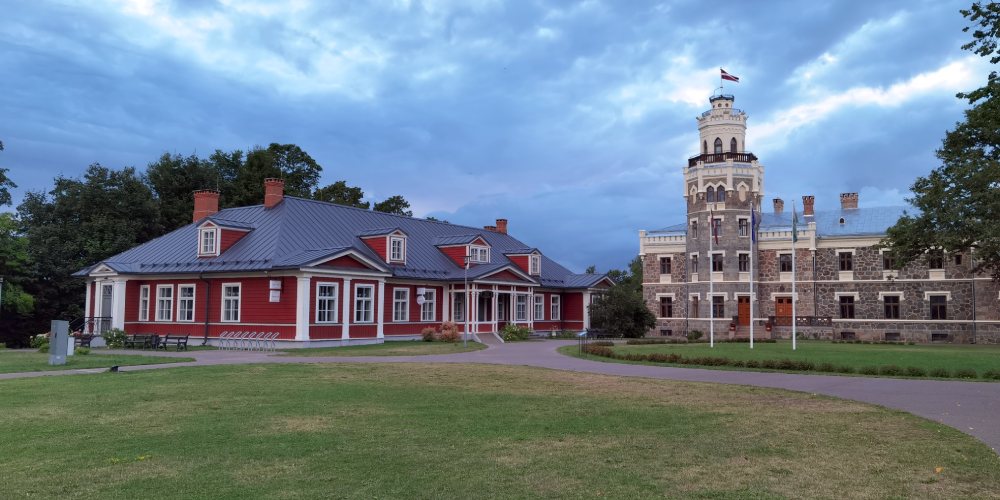 pałac na Łotwie pod wieczór