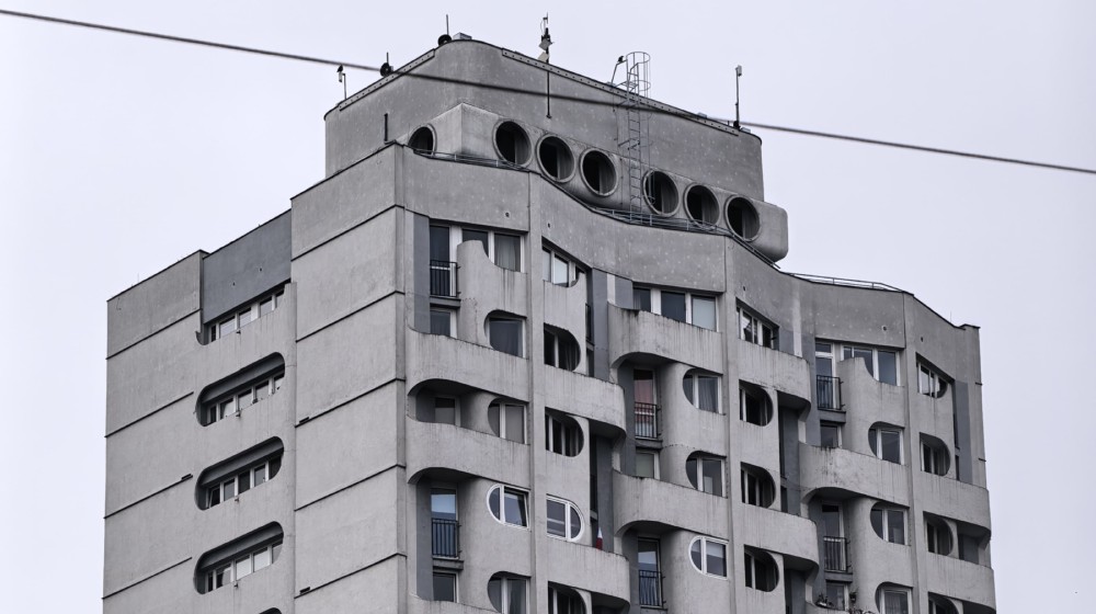 górne piętra szarego wieżowca