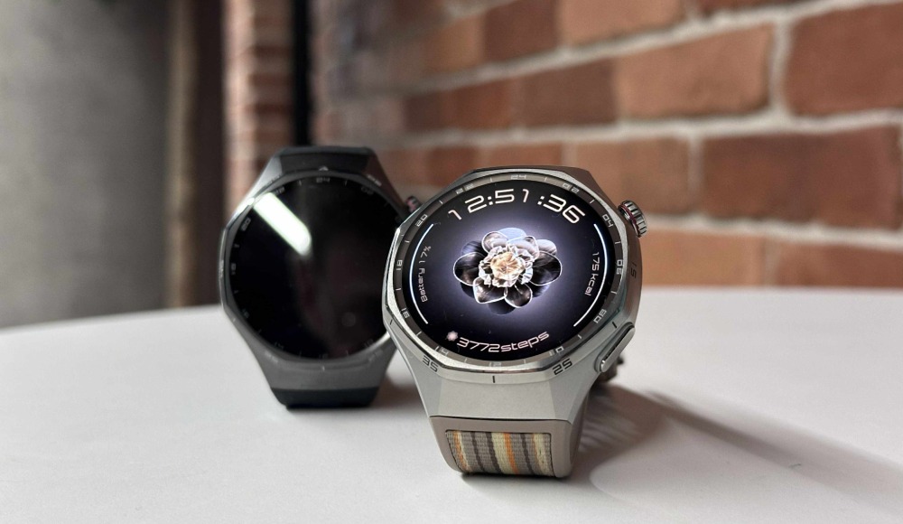 Dwa zegarki Huawei Watch GT 6 na białym blacie