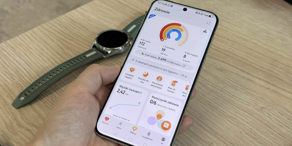 Huawei aplikacja Zdrowie i zielony smartwatch leżący na stole