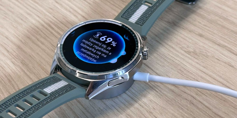 Huawei Watch GT 6 na ładowarce, ekran ładowania wskazuje 69 procent naładowania baterii