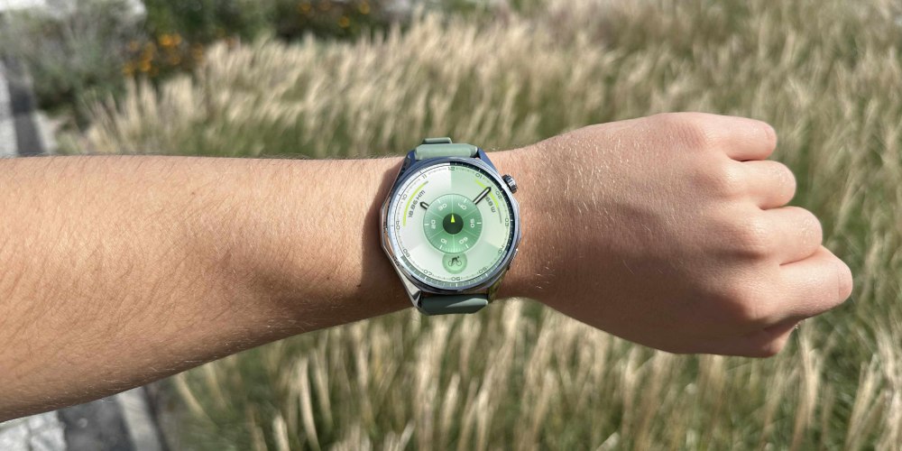 Zielony zegarek Huawei Watch GT 6 na tle zielonej trawy