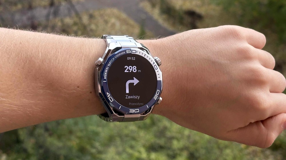 nawigcja na smartwatchu strzałka w prawo i nazwa ulicy Zawiszy