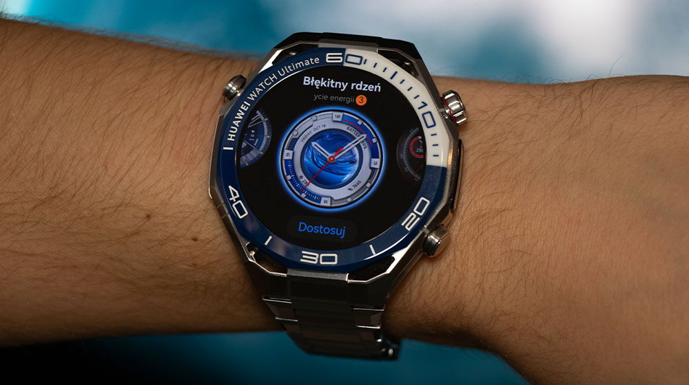 smartwatch srebrny na nadgarstku