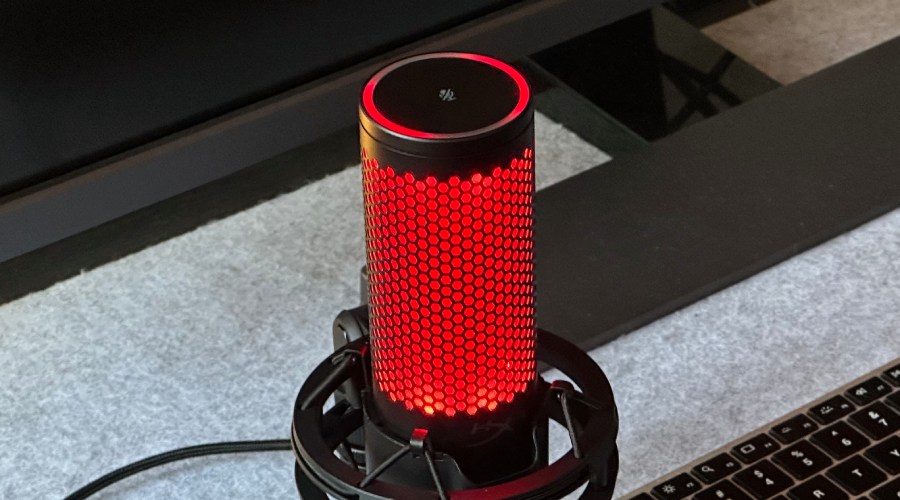 widok z g&oacute;ry na mikrofon HyperX QuadCast 2 i przycisk wycieszenia mute