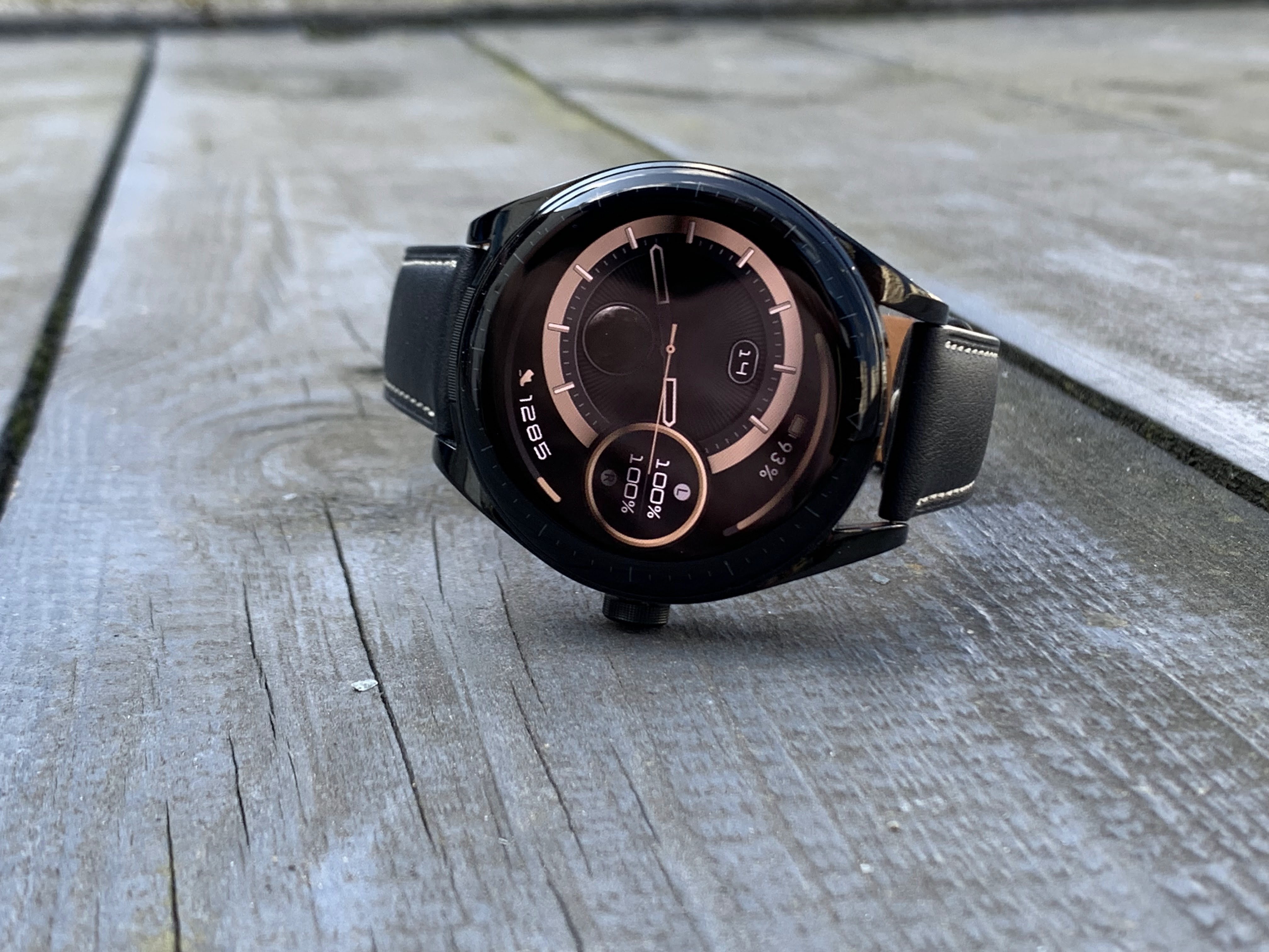 Słuchawki mają rozszerzony system sterowania, co oznacza, że do sterowania służy&hellip; nasza małżowina uszna!